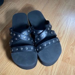 Platform sandals similar to demonias